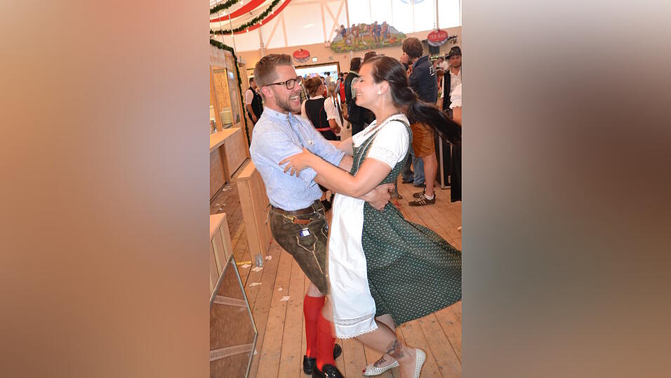 Es herrschte eine gute Atmosphäre im Zelt 7 beim Auftritt der Kapelle Josef Menzl. (Foto: Fabian Roßmann) Es herrschte eine gute Atmosphäre im Zelt 7 beim Auftritt der Kapelle Josef Menzl. (Foto: Fabian Roßmann)