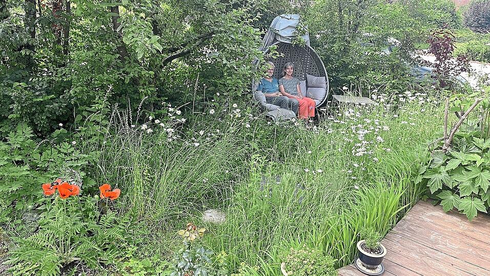 Evi und Gerhard Wilfling lassen in ihrem Garten oft die Beine und die Seele baumeln.