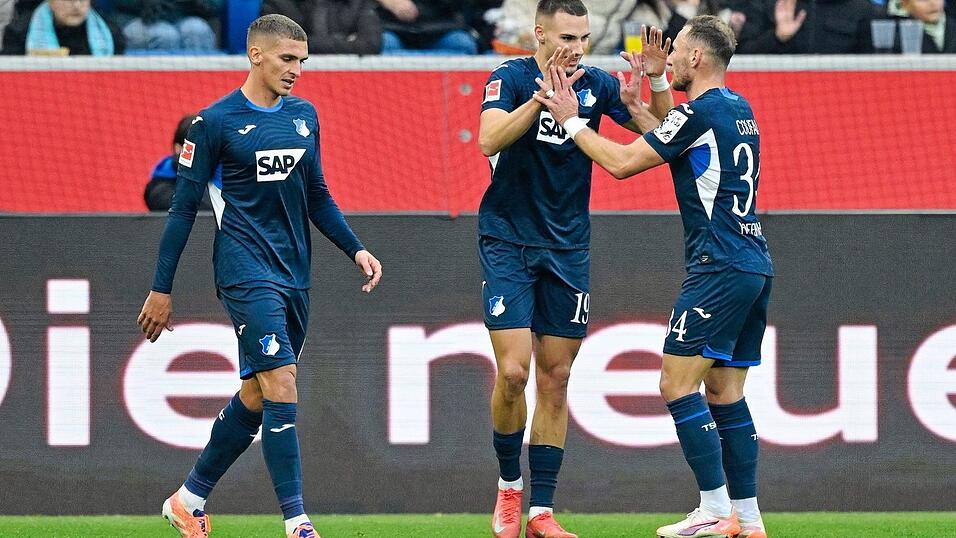 Tim Lemperle lässt sich zur 2:1-Führung für Hoffenheim gratulieren. Tim Lemperle lässt sich zur 2:1-Führung für Hoffenheim gratulieren.