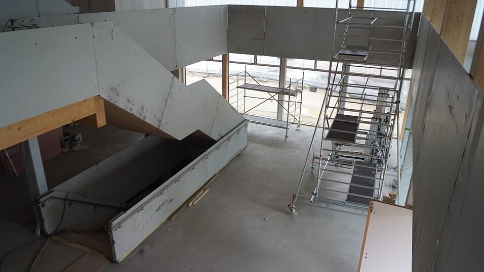 Die Vilstalhalle wird saniert. Nach wie vor sind die Stahltreppe und die Br&uuml;nstungen im Foyer nicht fertiggestellt.