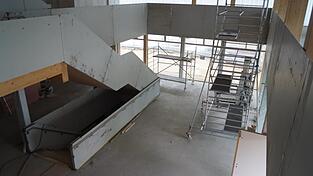 Die Vilstalhalle wird saniert. Nach wie vor sind die Stahltreppe und die Br&uuml;nstungen im Foyer nicht fertiggestellt.