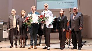 Gemeinsam mit Carolin Ahrendt (2.v.r.), der Vorsitzenden der Ritterstiftung, überrreichte Walter Schäfer (r.) den Förderpreis. Auch Barbara Unger (2.v.l.), stellvertretende Landrätin, und Bürgermeister Dr. Albert Solleder (links) beglückwünschten die Preisträger. Gemeinsam mit Carolin Ahrendt (2.v.r.), der Vorsitzenden der Ritterstiftung, überrreichte Walter Schäfer (r.) den Förderpreis. Auch Barbara Unger (2.v.l.), stellvertretende Landrätin, und Bürgermeister Dr. Albert Solleder (links) beglückwünschten die Preisträger.
