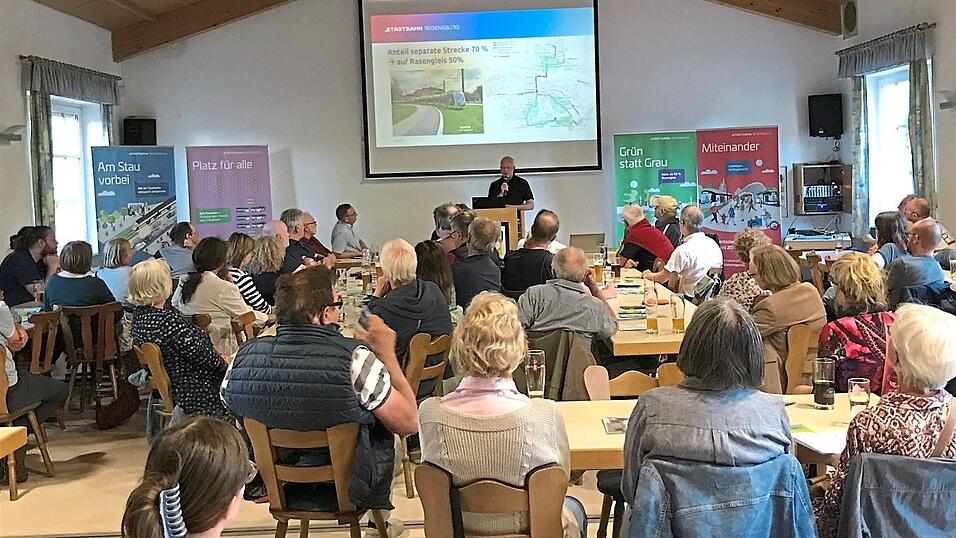 Frank Steinwede hatte auf alle Fragen eine Antwort. Wo mit dem Bau begonnen würde und ob auch regionale Unternehmen beteiligt seien. Frank Steinwede hatte auf alle Fragen eine Antwort. Wo mit dem Bau begonnen würde und ob auch regionale Unternehmen beteiligt seien.