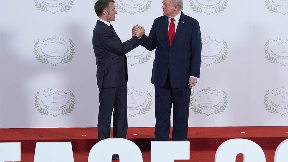 Während sich US-Präsident Trump für das Gaza-Abkommen feiern lässt, ist Frankreichs Präsident Macron weiter vorsichtig. Während sich US-Präsident Trump für das Gaza-Abkommen feiern lässt, ist Frankreichs Präsident Macron weiter vorsichtig.