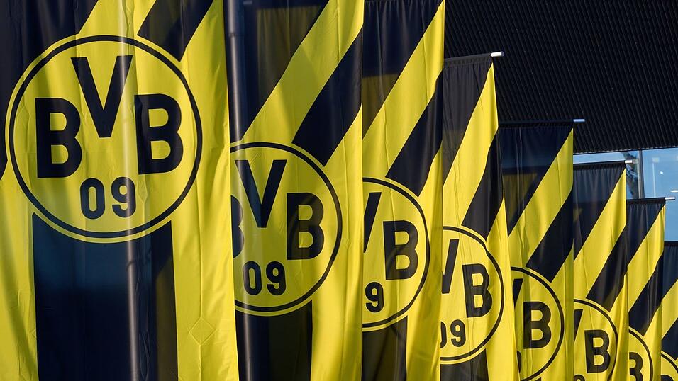 Schwarz-gelbe Fahnen, so weit das Auge reicht: Im laufenden Gesch&auml;ftsjahr rechnet das BVB-Management mit einer schwarzen Null oder einem Gewinn von bis zu zehn Millionen Euro.