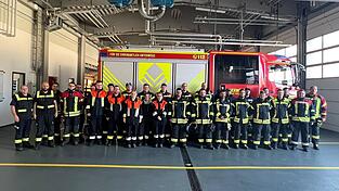 Diese 22 Feuerwehrangehörigen nahmen am Pilotlehrgang im Landkreis Regen teil. Diese 22 Feuerwehrangehörigen nahmen am Pilotlehrgang im Landkreis Regen teil.