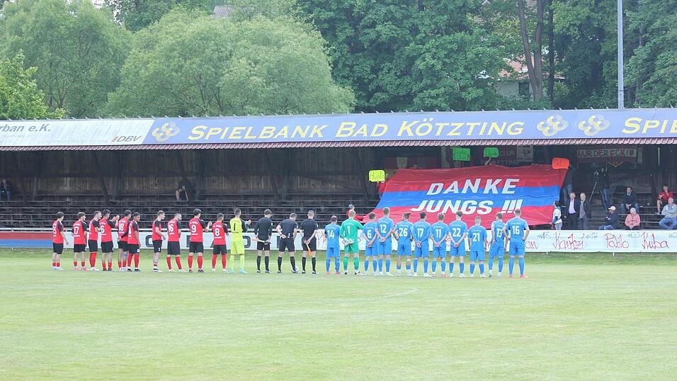Beim letzten Heimspiel der Saison bedanken sich die Fans mit einem gro&szlig;en Banner bei den Spielern.