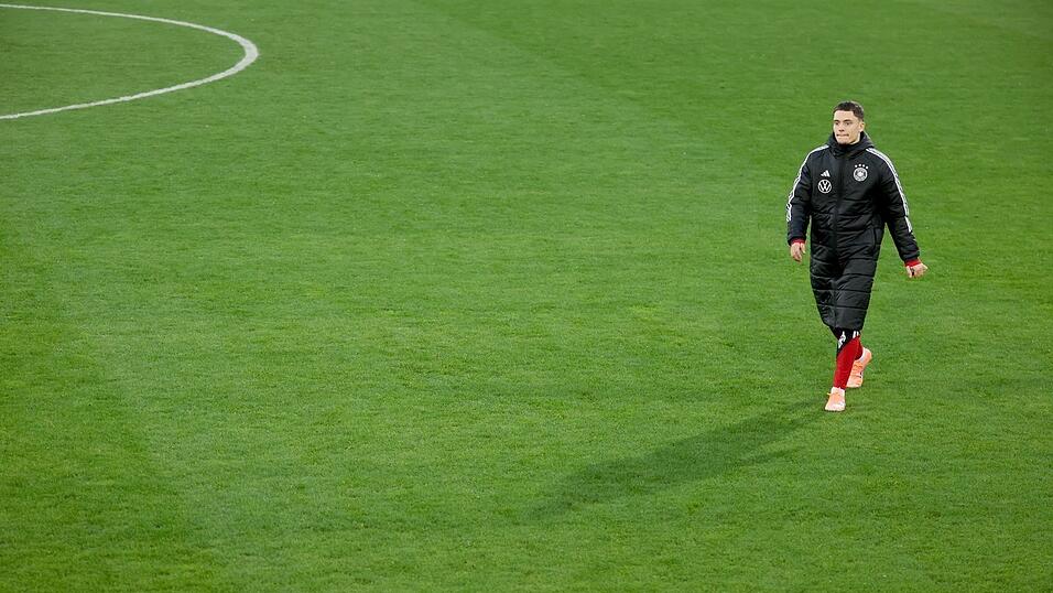 Florian Wirtz geht über den Trainigsplatz.