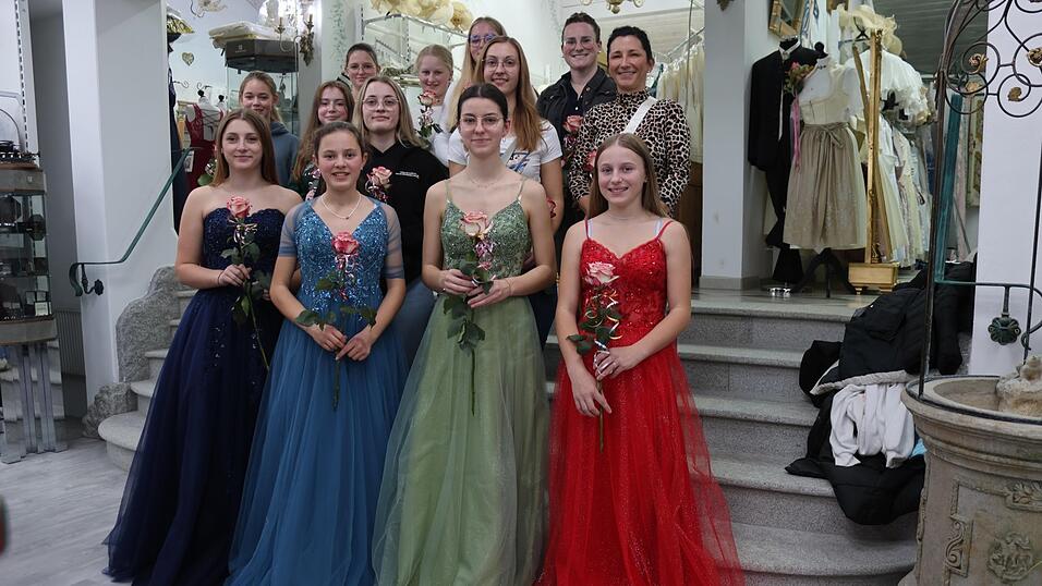 Die Festdamen der Feuerwehr Stachesried mit Festmutter Melanie Schie&szlig;l, Festbraut Simone Breu und Patenbraut Theresa Adam (hinten von rechts) sind begeistert von der Auswahl an Festkleidern. Welches sie beim Festzug zum 150-j&auml;hrigen Bestehen am 22. Juni tragen, ist nat&uuml;rlich noch geheim.
