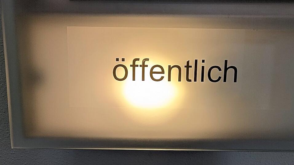 In &ouml;ffentlicher Sitzung wurden am Dienstag Vernehmungsvideos gezeigt, in denen das mutma&szlig;liche Opfer teilweise etwas anderes aussagte als vor Gericht.