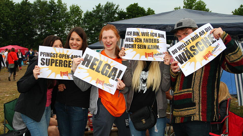 Die Besucher des Pfingst-Open-Airs in Salching sind schon in Feierlaune, aufgenommen von David Voltz am Freitag.