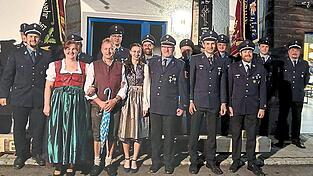 Mit Tanja Feigl, Alfons Weber und Anna Vogl sind nun die Ehrenämter von Festmutter, Schirmherr und Festbraut für das Gründungsfest der FFW Atzlern besetzt. Mit Tanja Feigl, Alfons Weber und Anna Vogl sind nun die Ehrenämter von Festmutter, Schirmherr und Festbraut für das Gründungsfest der FFW Atzlern besetzt.