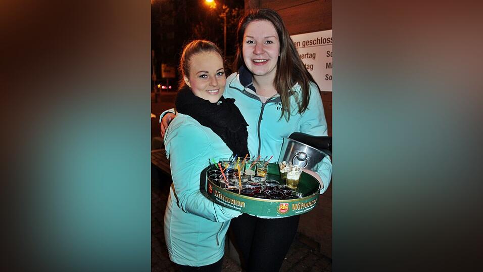 Seit einigen Jahren gehört auch die Weihnachtspyramide am Bischof-Sailer-Platz zur festen Institution zur Weihnachtszeit in Landshut, und ist vor allem bei der jüngeren Generation sehr beliebt. Seit einigen Jahren gehört auch die Weihnachtspyramide am Bischof-Sailer-Platz zur festen Institution zur Weihnachtszeit in Landshut, und ist vor allem bei der jüngeren Generation sehr beliebt.