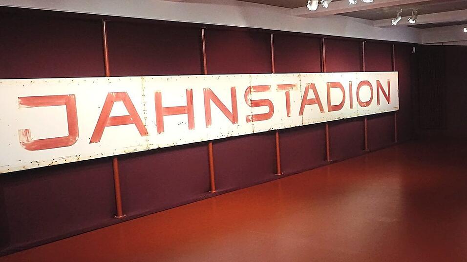 Das Eingangsschild des alten Jahnstadions h&auml;ngt aktuell im Historischen Museum.