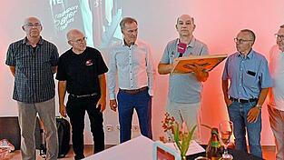 Ein Teil des Gründungsteams der Baskets nahm aus der Hand von Robert Bayerer (Vierter von links) die Ehrenurkunde des Deutschen Basketball-Bunds (DBB) entgegen (von links): Franz Eckart, Günter Mayr, Hermann Mayr, Michael Tschöp und Franz Schober.