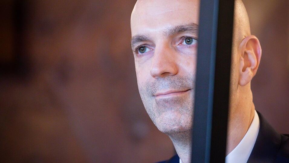 Nach Angaben des Virologen Schmidt-Chanasit scheint enger und l&auml;ngerer Kontakt zu Erkrankten entscheidend f&uuml;r eine &Uuml;bertragung von Mensch-zu-Mensch zu sein (Archivbild).
