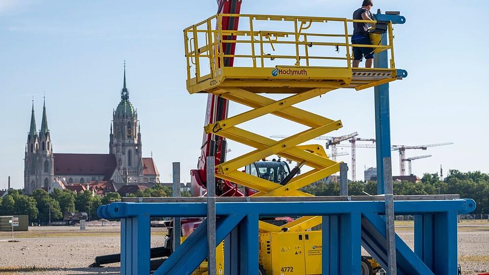 F&uuml;r die Besch&auml;ftigten ist die Herausforderung in dieser Woche gro&szlig;: Bis zu 35 Grad k&ouml;nnte es hei&szlig; werden. (Archivbild)