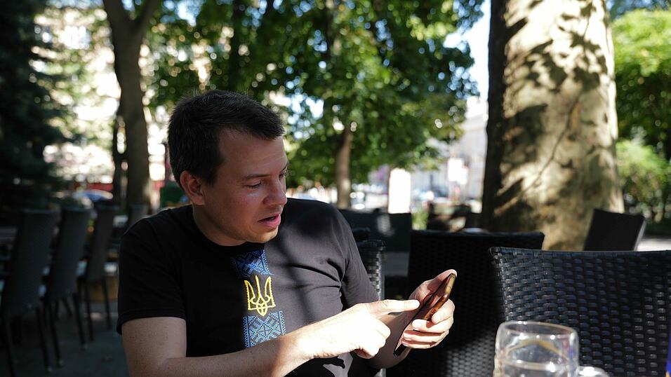 Auf einer Warn-App sieht Michael Löffler nach, welche Gefahr im Anflug auf Odessa ist. Auf einer Warn-App sieht Michael Löffler nach, welche Gefahr im Anflug auf Odessa ist.