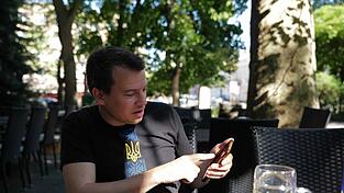 Auf einer Warn-App sieht Michael Löffler nach, welche Gefahr im Anflug auf Odessa ist. Auf einer Warn-App sieht Michael Löffler nach, welche Gefahr im Anflug auf Odessa ist.
