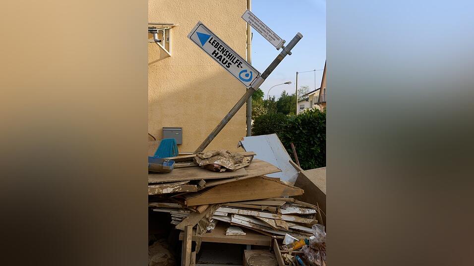 Ein geknickter Wegweiser weist zum Lebenshilfe-Haus in Sinzig. In der Behinderteneinrichtung waren durch das Hochwasser zwölf Menschen ums Leben gekommen. Ein geknickter Wegweiser weist zum Lebenshilfe-Haus in Sinzig. In der Behinderteneinrichtung waren durch das Hochwasser zwölf Menschen ums Leben gekommen.