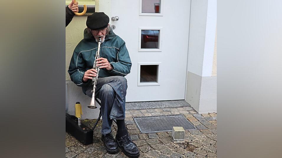 Der erste Stein wurde am Mittwoch vor der Haust&uuml;r der Weichser Schlo&szlig;gasse Nummer 2 verlegt. Uli Teichmann stimmte musikalisch ein.
