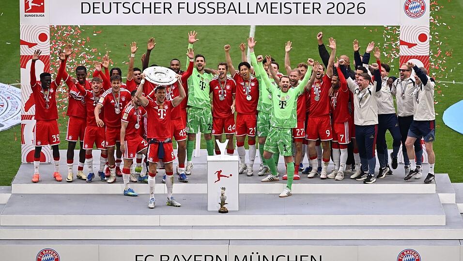 Zum 35. Mal deutscher Meister: Die Bayern feiern im rot-wei&szlig;en Konfetti-Regen.