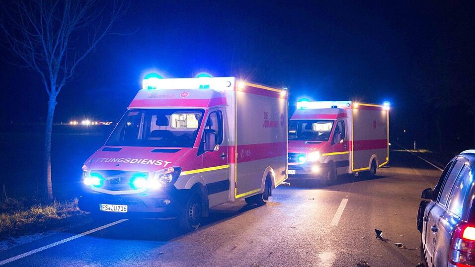 Zwei Menschen starben bei einem Verkehrsunfall am Montagabend auf der B11 bei Eching. Zwei Menschen starben bei einem Verkehrsunfall am Montagabend auf der B11 bei Eching.