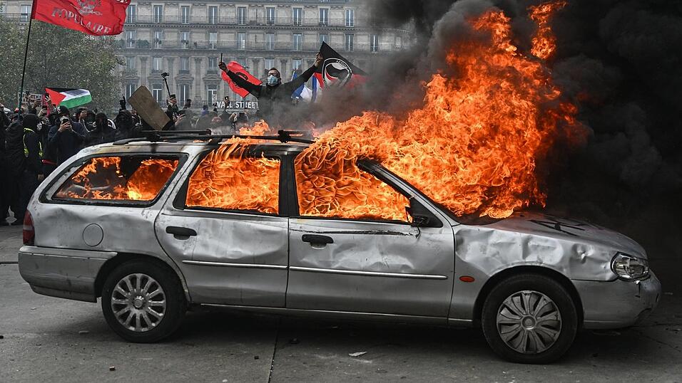 Am Wochenende wurden rund 1.500 Geschäfte in Frankreich angegriffen, geplündert und angezündet. Auch Autos wurden Opfer von Flammen. Die Schäden belaufen sich auf mehrere hundert Millionen Euro. Am Wochenende wurden rund 1.500 Geschäfte in Frankreich angegriffen, geplündert und angezündet. Auch Autos wurden Opfer von Flammen. Die Schäden belaufen sich auf mehrere hundert Millionen Euro.