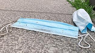 Aus dem Alltag nicht wegzudenken: Masken vermitteln ein ambivalentes Gefühl von Schutz und Gefahr. Aus dem Alltag nicht wegzudenken: Masken vermitteln ein ambivalentes Gefühl von Schutz und Gefahr.