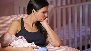 Zwischen zehn und 20 Prozent aller frischgebackenen Mütter neigen dazu, eine Wochenbettdepression zu entwickeln. Zwischen zehn und 20 Prozent aller frischgebackenen Mütter neigen dazu, eine Wochenbettdepression zu entwickeln.