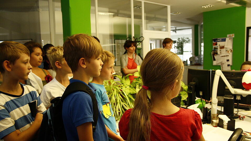 Die 4a und 4b der Grundschule Alburg besuchte am Donnerstag, 11. Juli, zusammen mit ihren Lehrerinnen Frau Scheer und Frau Schill das Verlagshaus des Straubinger Tagblatts. (Foto: Pfeffer) Die 4a und 4b der Grundschule Alburg besuchte am Donnerstag, 11. Juli, zusammen mit ihren Lehrerinnen Frau Scheer und Frau Schill das Verlagshaus des Straubinger Tagblatts. (Foto: Pfeffer)