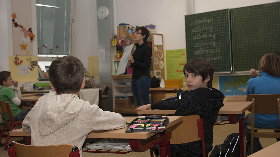 Zwei Schülerinnen der 4b der Grundschule St. Peter in Straubing schlüpften für eine Stunde in die Rolle der Fotografen. Fleißig fotografierten sie ihre Mitschüler beim Besuch der Redakteurin Tanja Pfeffer. Zwei Schülerinnen der 4b der Grundschule St. Peter in Straubing schlüpften für eine Stunde in die Rolle der Fotografen. Fleißig fotografierten sie ihre Mitschüler beim Besuch der Redakteurin Tanja Pfeffer.