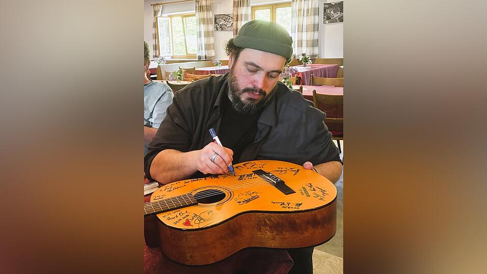 Musste nat&uuml;rlich sein: Mathias Kellners Unterschrift auf der Dorfhausgitarre