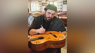 Musste nat&uuml;rlich sein: Mathias Kellners Unterschrift auf der Dorfhausgitarre