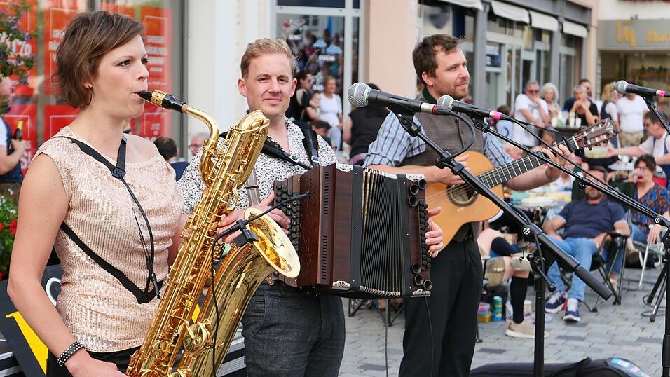 Jung und Alt waren gekommen, um am Vorabend des G&auml;ubodenvolksfests voller Vorfreude zusammen zu feiern.