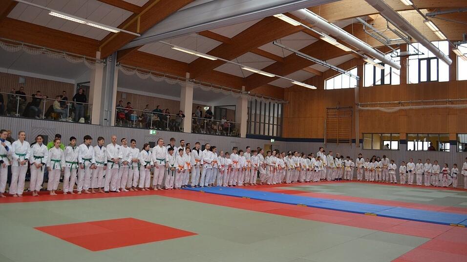 Etwa 90 Athleten nahmen an der S&uuml;dbayerischen Meisterschaft im Ju-Jutsu in Wallersdorf teil.
