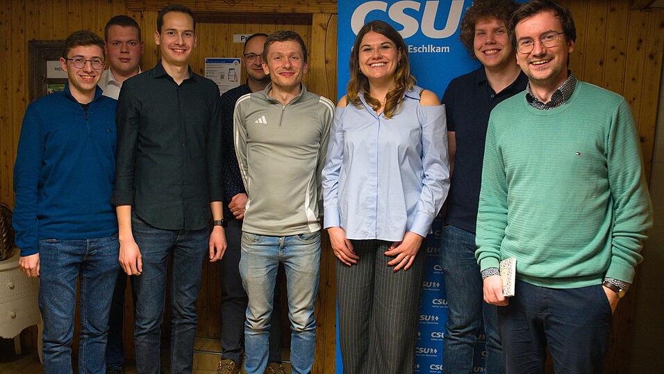 JU-Ortsvorsitzende Martina Wollinger-Hamberger (3. v. r.) und JU-Kreisvorsitzender Matthias Scherr (r.) zusammen mit der neu gew&auml;hlten JU-Vorstandschaft und Vertretern der Kreis-JU