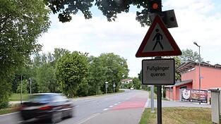 Blinkende Lichter warnen an der Alten Umgehungsstraße vor querenden Fußgängern. Wer am Mittwoch zu schnell fuhr, sah zusätzlich blitzende Lichter.