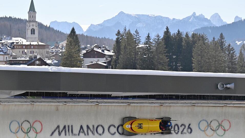 Kim Kalicki fährt mit dem Monobob die Bahn in Cortina hinunter. Kim Kalicki fährt mit dem Monobob die Bahn in Cortina hinunter.