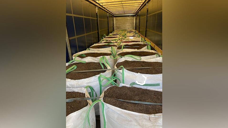 In einem vom franz&ouml;sischen Zoll gestoppten Lastzug befand sich auf den ersten Blick nur Blumenerde. (Handout-Foto)