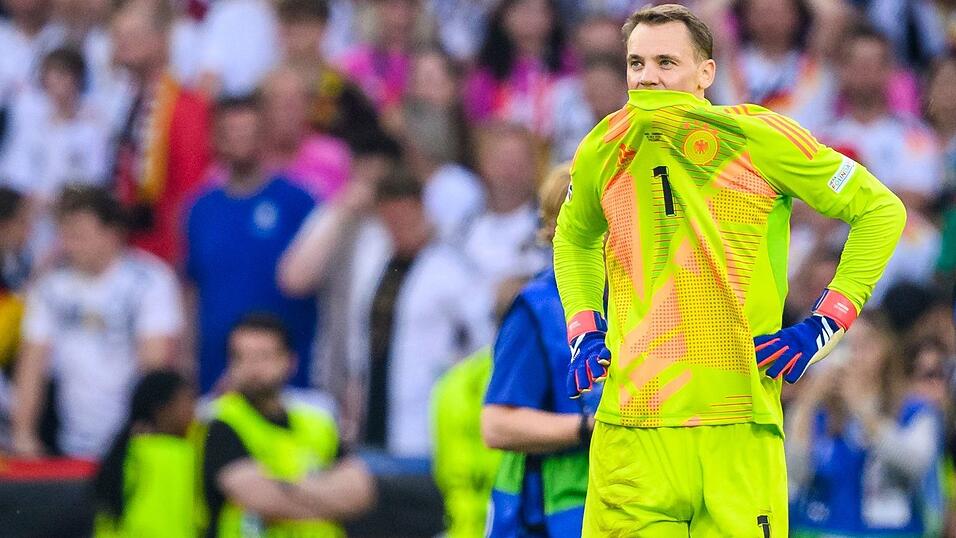 Das EM-Aus gegen Spanien vor zwei Jahren war nun wohl doch nicht Manuel Neuers letztes L&auml;nderspiel. (Archivbild)