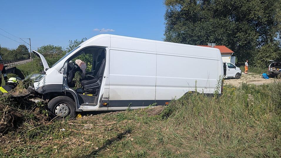 Ein Kleintransporter war aus bislang ungekl&auml;rter Ursache von der Fahrbahn abgekommen und im B&ouml;schungsbereich des angrenzenden Bahngleises zum Stillstand gekommen.