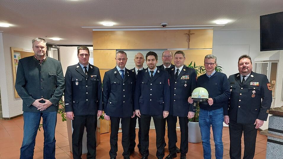 Sie vervollständigen das Team der Feuerwehr im Landkreis: (von links) Thomas Kindel vom Sachgebiet für Öffentliche Sicherheit und Ordnung, Kreisbrandmeister Markus Höfl, Kreisbrandmeister Stefan Frank, Kreisbrandinspektor Jürgen Kainz, Kreisbrandmeister Johannes Grzemba, Kreisbrandinspektor Josef Fritsch, Kreisbrandrat Erwin Wurzer, Landrat Bernd Sibler und Kreisbrandinspektor Bernhard Süß. Sie vervollständigen das Team der Feuerwehr im Landkreis: (von links) Thomas Kindel vom Sachgebiet für Öffentliche Sicherheit und Ordnung, Kreisbrandmeister Markus Höfl, Kreisbrandmeister Stefan Frank, Kreisbrandinspektor Jürgen Kainz, Kreisbrandmeister Johannes Grzemba, Kreisbrandinspektor Josef Fritsch, Kreisbrandrat Erwin Wurzer, Landrat Bernd Sibler und Kreisbrandinspektor Bernhard Süß.