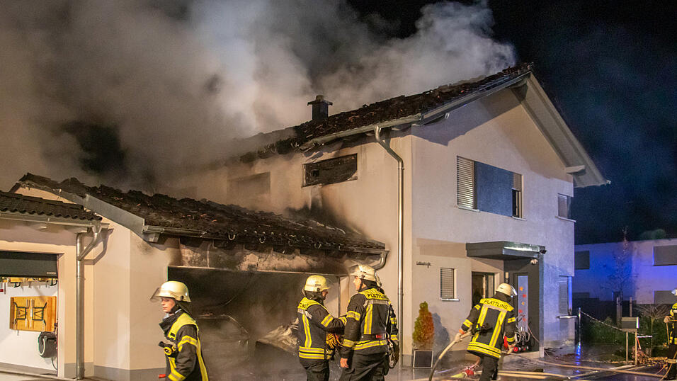 Rund 80 Einsatzkräfte halfen beim Löschen des Brandes in Plattling. Rund 80 Einsatzkräfte halfen beim Löschen des Brandes in Plattling.