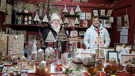Kunstvolle Bastelarbeiten und Holzdekorationen gibt es in der Budenstadt zu kaufen.