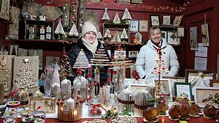 Kunstvolle Bastelarbeiten und Holzdekorationen gibt es in der Budenstadt zu kaufen. Kunstvolle Bastelarbeiten und Holzdekorationen gibt es in der Budenstadt zu kaufen.