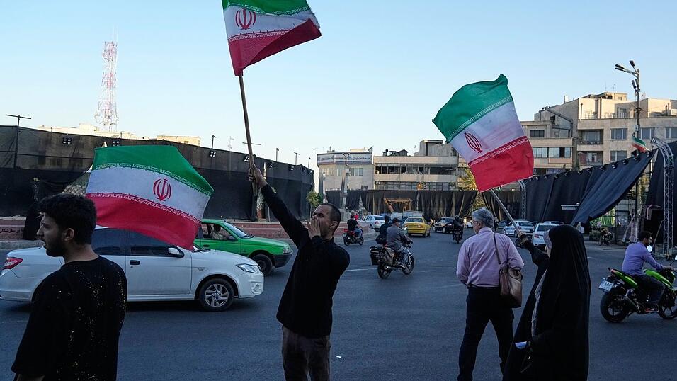 Die iranische Führung feiert das Rahmenabkommen aber für die Menschen im Land herrscht Ungewissheit, ob sich ihre Lage damit bessert. Die iranische Führung feiert das Rahmenabkommen aber für die Menschen im Land herrscht Ungewissheit, ob sich ihre Lage damit bessert.