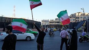 Die iranische Führung feiert das Rahmenabkommen aber für die Menschen im Land herrscht Ungewissheit, ob sich ihre Lage damit bessert. Die iranische Führung feiert das Rahmenabkommen aber für die Menschen im Land herrscht Ungewissheit, ob sich ihre Lage damit bessert.