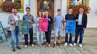 Der Jugend eine Stimme geben - Stadt und Jugendrat machen Werbung für den Jugendworkshop am 23. Oktober in der Jahnhalle (v.l.): Bürgermeister Markus Hofmann, Stefan Pielmeier, Hannah Meindl, Theresa Wagerer, Luis Auzinger, Leonhard Wagerer und Jugendreferent Julian Preidl. Der Jugend eine Stimme geben - Stadt und Jugendrat machen Werbung für den Jugendworkshop am 23. Oktober in der Jahnhalle (v.l.): Bürgermeister Markus Hofmann, Stefan Pielmeier, Hannah Meindl, Theresa Wagerer, Luis Auzinger, Leonhard Wagerer und Jugendreferent Julian Preidl.