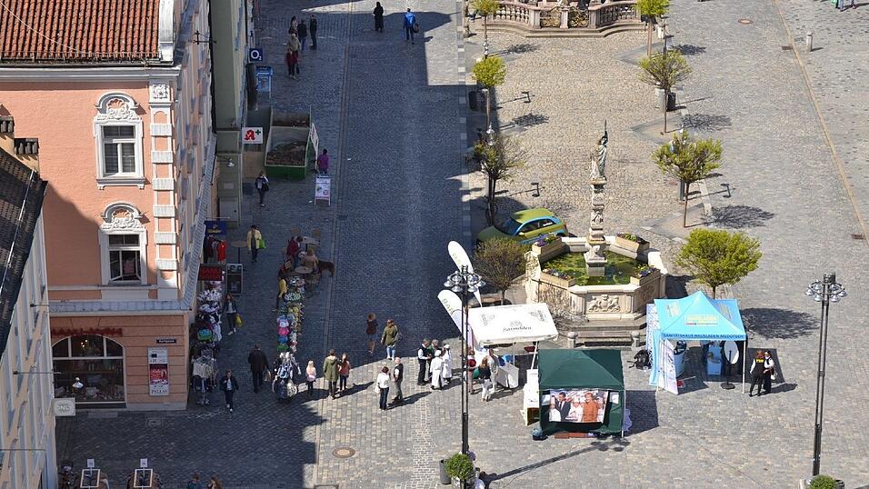 Klein wie eine Spielzeugstadt liegt der Stadtplatz von Straubing unter dem Turmbesteiger.